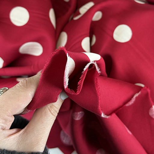 картинка Вискозный шелк "Горошек" крупный на бордовом фоне от интернет магазина